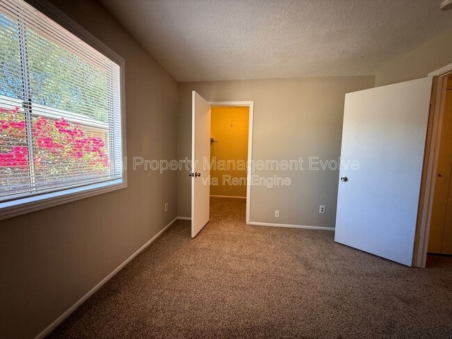 Building Photo - 2401 W Fremont Dr