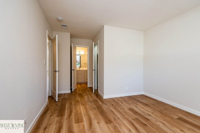 Building Photo - Beautiful 2 Bedroom Condo | Attached Garag...