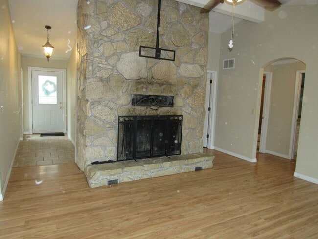 Building Photo - 4 bedroom lake view home