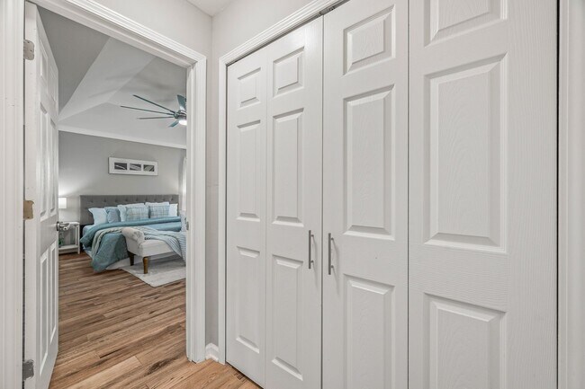 Building Photo - Stunning 4 bedroom with two bonus spaces, ...