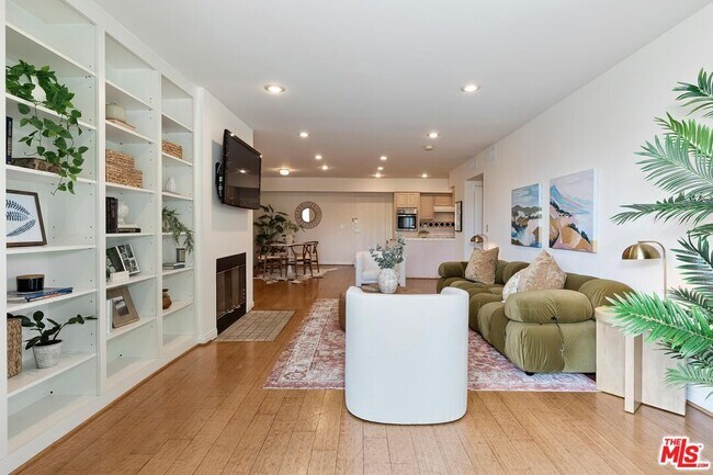 Building Photo - 1351 N Crescent Heights Blvd