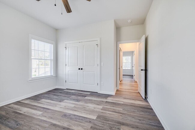 Building Photo - Like-New 4BR, 2.5BA Home with Privacy Fenc...