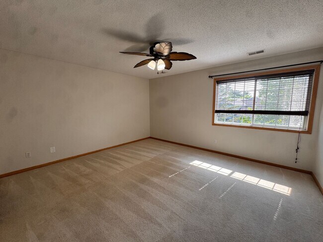 Building Photo - Luxurious 3 Bedroom, 2 Bathroom GORGEOUS townhome!