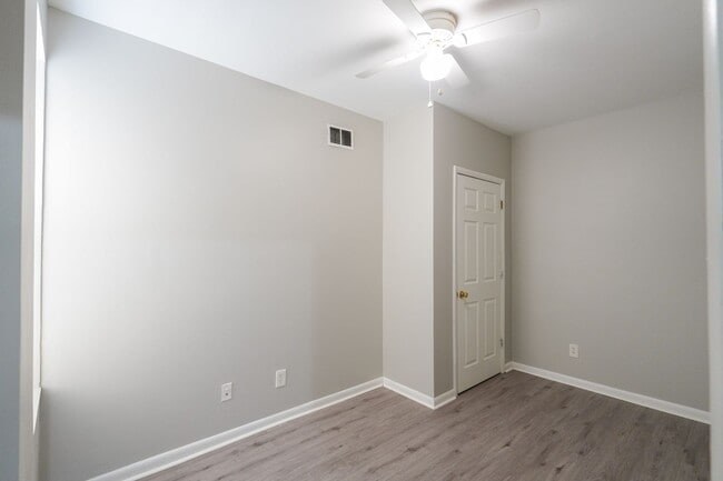 Building Photo - Newly renovated 6 bedroom 2.5 bath in Carroll Park Area