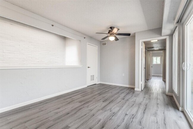 Building Photo - 4 Oakbrook Dr