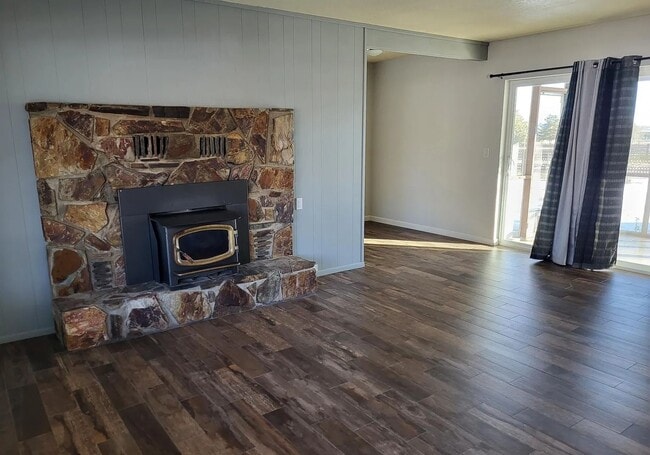 Building Photo - Cute Ranch Style 3 Bedroom, 2 Bath, On 4 A...