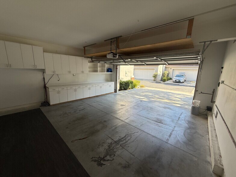 Building Photo - 748 North Siavohn Drive