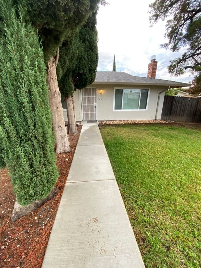 Building Photo - Available NOW - Cute 3 Bed 2 bath home in ...