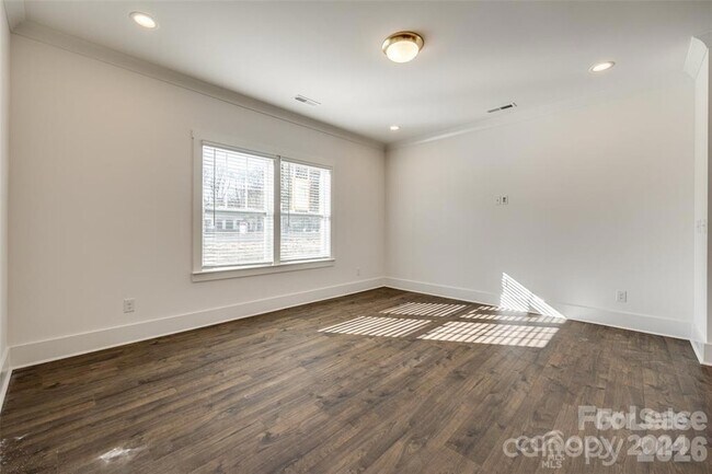 Building Photo - 1237 Eastway Dr