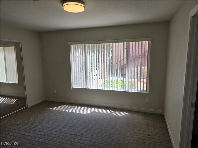 Building Photo - 350 S Durango Dr