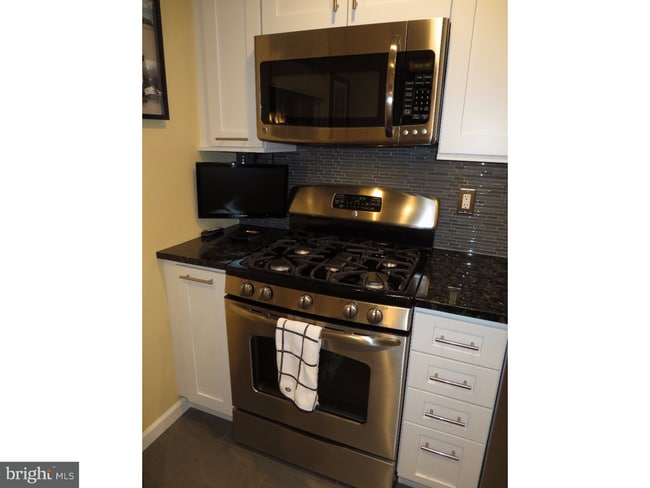 Building Photo - 208 Red Haven Dr