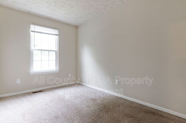 Building Photo - 17 Heather Ln