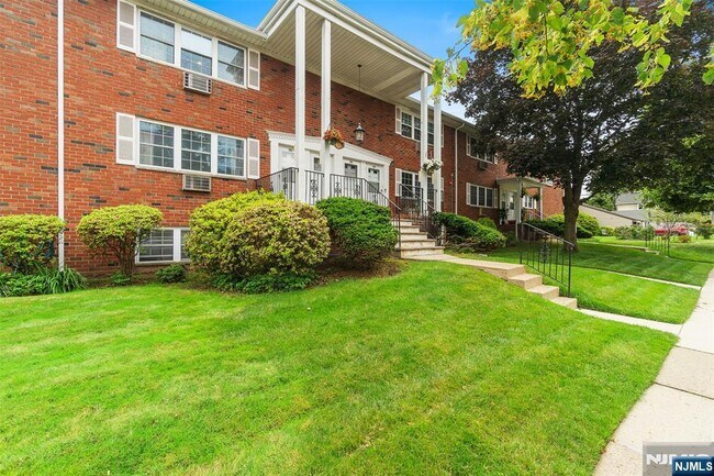 Building Photo - 384 Terhune St