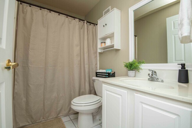 Building Photo - Knoxville 37916 - 3 bedroom, 2 bath condo in UT area, Short term rental considered @ $3400 a mont...