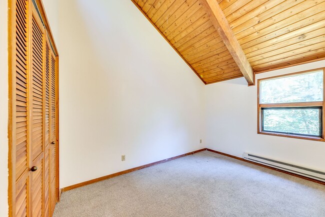 Building Photo - Private 3 Bedroom Home in the Woods