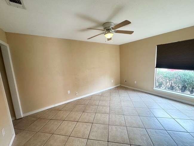 Building Photo - 3/2 Ready to Rent ASAP!