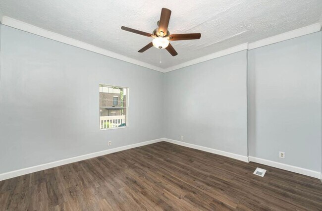 Building Photo - E. WALNUT HILLS - Cute 2 bed in upper of 2 family