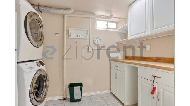 Building Photo - Unit