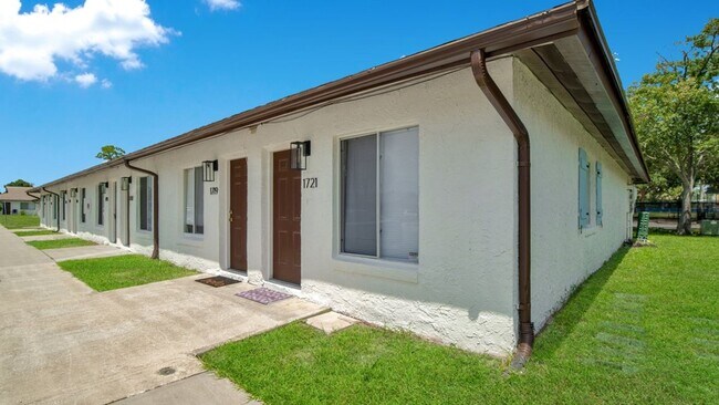 Building Photo - MOVE IN SPECIAL ONE MONTH FREE- (END UNIT) 1 bedroom 1 bath Pet Friendly Apt with Washer Dryer ho...