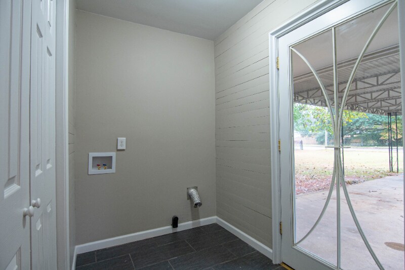 Building Photo - 895 Greg Dr