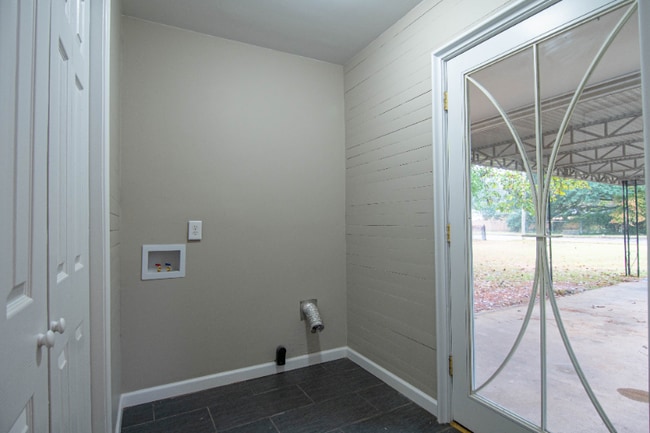 Building Photo - 895 Greg Dr