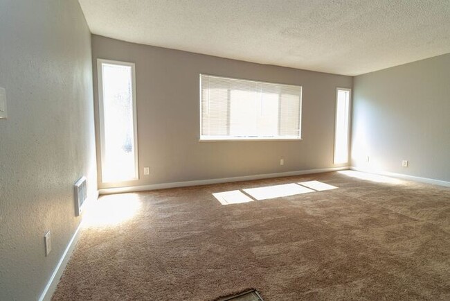 Building Photo - 2 Bedroom 1 Bath Apartment Home! New Washe...