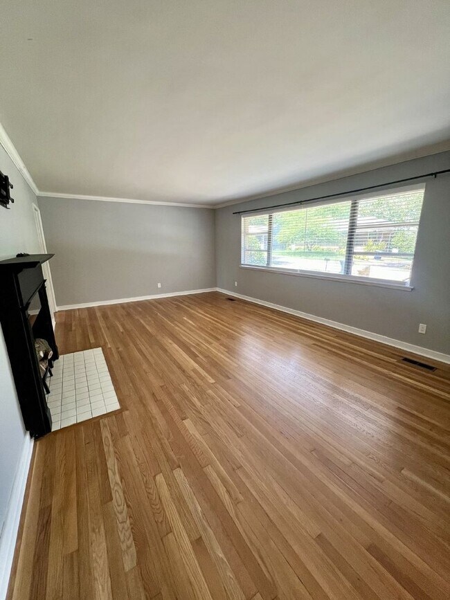 Building Photo - Charming 3-Bed, 2-Bath Spacious Home in Ch...