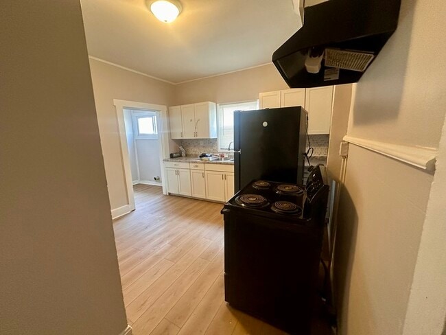 Building Photo - 323 N Gladstone Ave