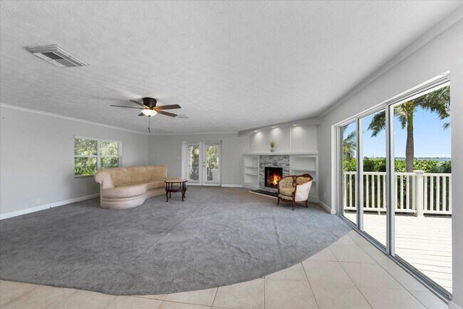 Building Photo - 850 NE Ixora Dr