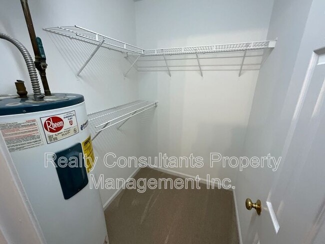 Building Photo - 1019 Manor Dr