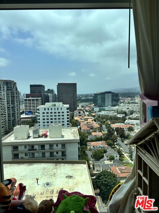 Building Photo - 10727 Wilshire Blvd