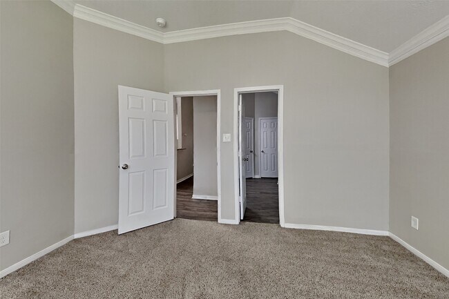 Building Photo - 20423 Drakewood Dr