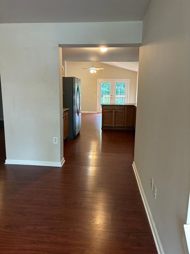 Building Photo - Beautifully Updated 3 Bedroom, 2 Bath Sing...