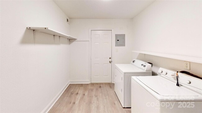 Building Photo - 3414 Bonneville Dr