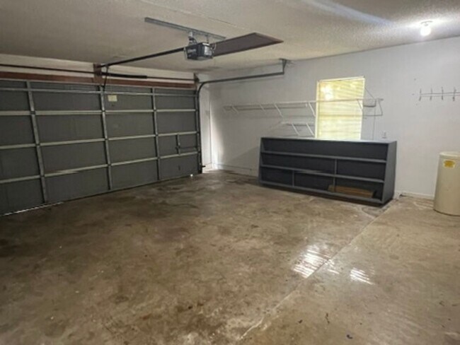 Building Photo - Two Story 3BR 2.5 Bath Available Early Sep...