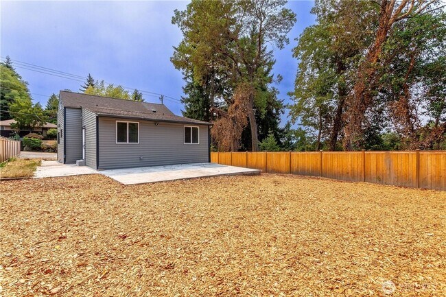 Building Photo - Beautifully Renovated 4-Bedroom Home in De...