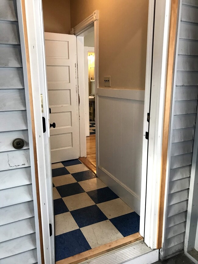 Private back entry - 488 Woodford St