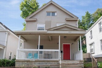 Building Photo - E. WALNUT HILLS - Cute 2 bed in upper of 2...