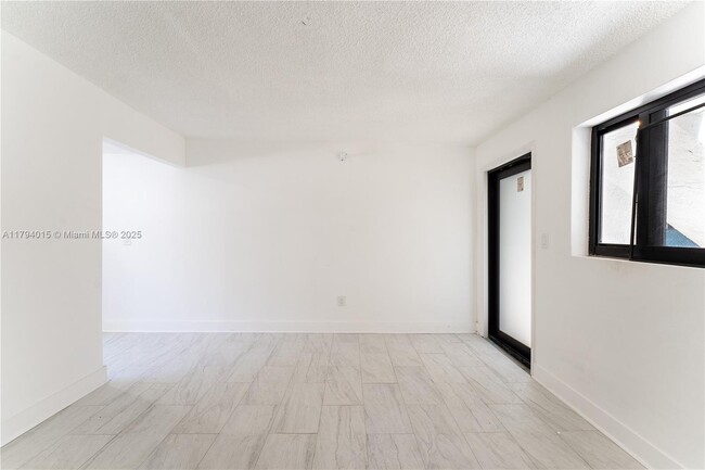 Building Photo - 1515 NW N River Dr