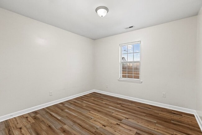 Building Photo - Available now in Sneads Ferry, NC! Close to base