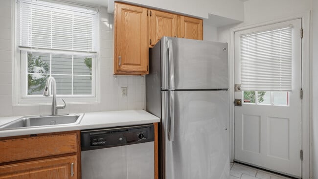 Building Photo - 6415 Howe St