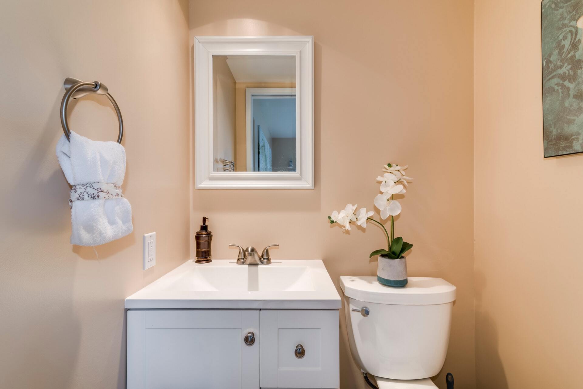 Guest bathroom on the second floor. - 1604 Lakeview Blvd E