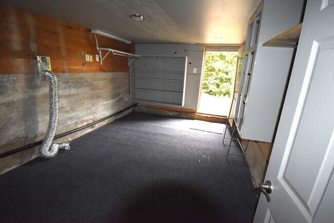 Building Photo - 157 Holloway Heights