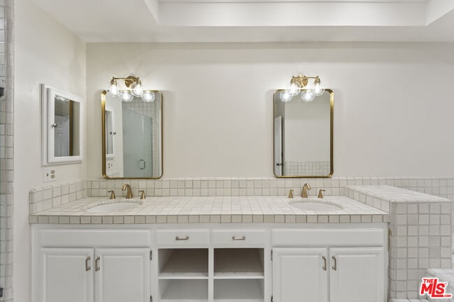 Building Photo - 4338 Redwood Ave