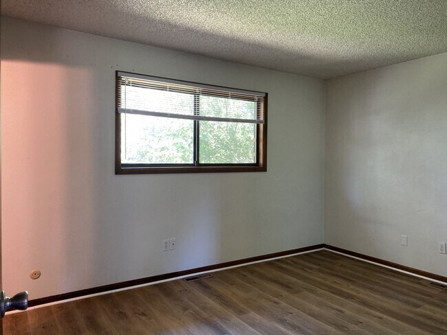 Building Photo - STUDENTS WELCOME! 4 Bed 3 Bath Home in West Ft Collins w/ Garage and Fenced Yard - Lawn Care Incl...