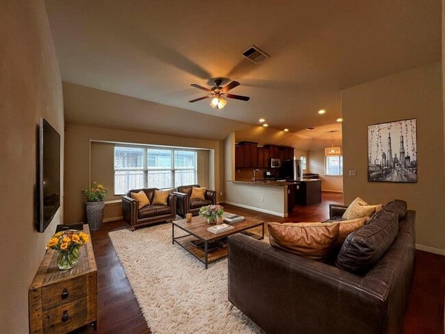 Building Photo - 2708 Cottonwood Shores Dr