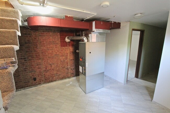 Building Photo - Spacious Wedgewood 3 bed/2 bath with fence...
