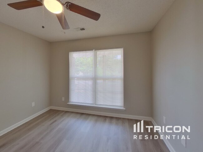 Building Photo - 105 Great Oaks Way