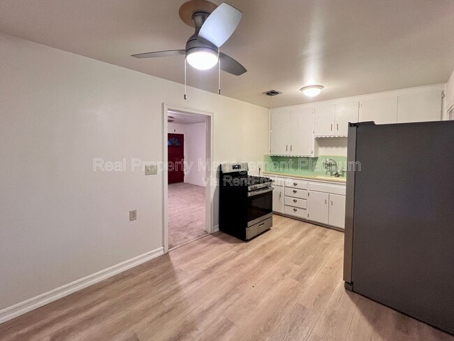 Building Photo - 1132 W Saginaw Way