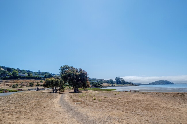 Building Photo - 90 Geldert Dr